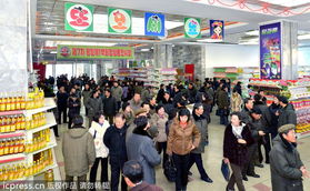 平壤第一百货商店商品展览会开幕 物品丰富与二手日用百货销售的融合